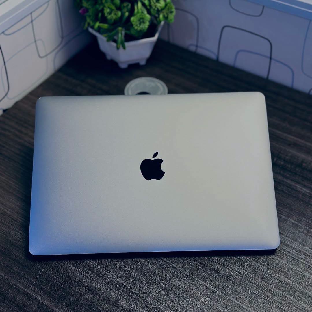 2011 Apple MacBook Pro 13-inch Retina Display, 8GB RAM, 500GB HDD, 2.6GHz Intel Core i5, Silver, with Charger + FREE Laptop Bag & Mouse (Renewed)