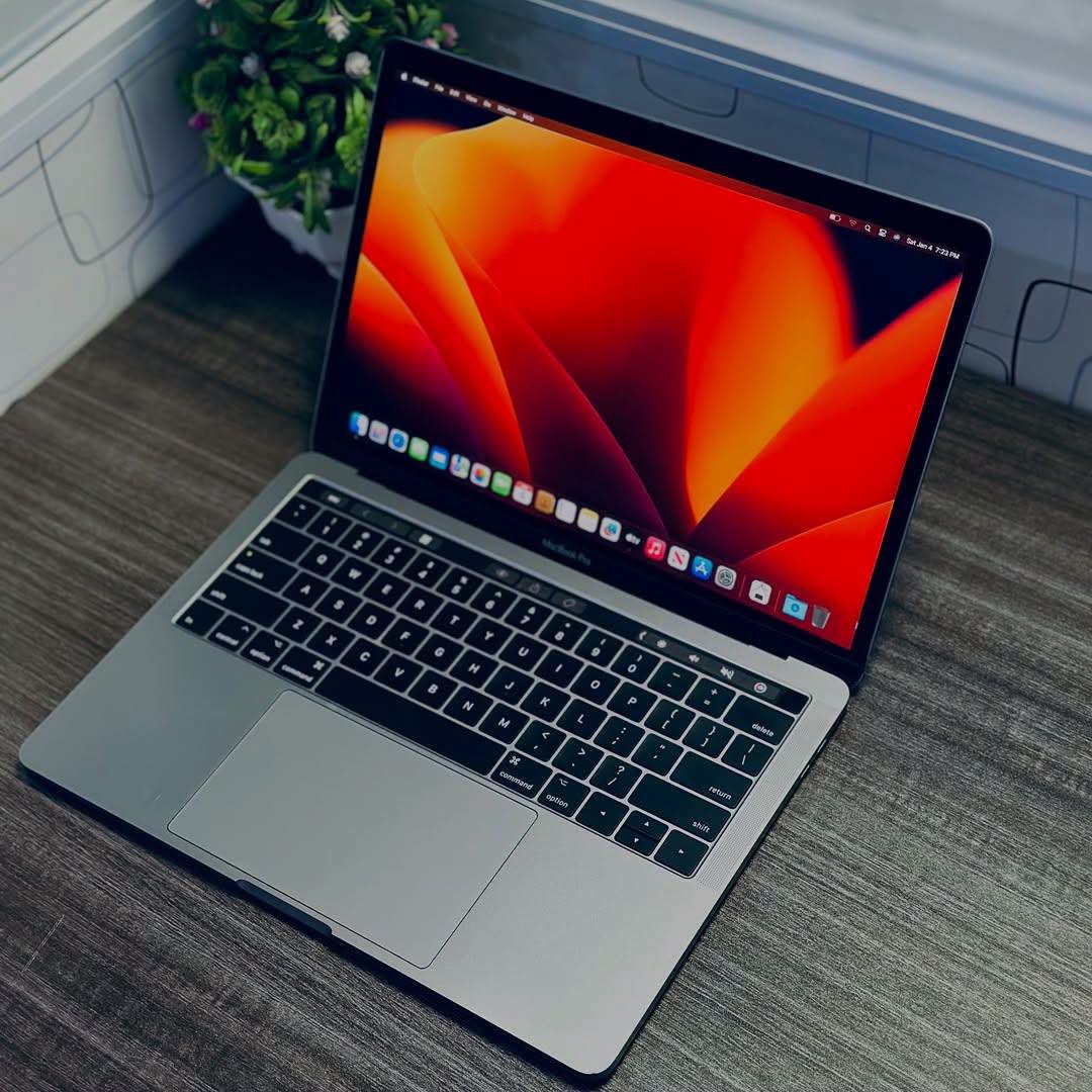 2011 Apple MacBook Pro 13-inch Retina Display, 8GB RAM, 500GB HDD, 2.6GHz Intel Core i5, Silver, with Charger + FREE Laptop Bag & Mouse (Renewed)